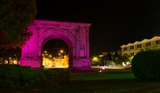 L'Arco d'Augusto illuminato